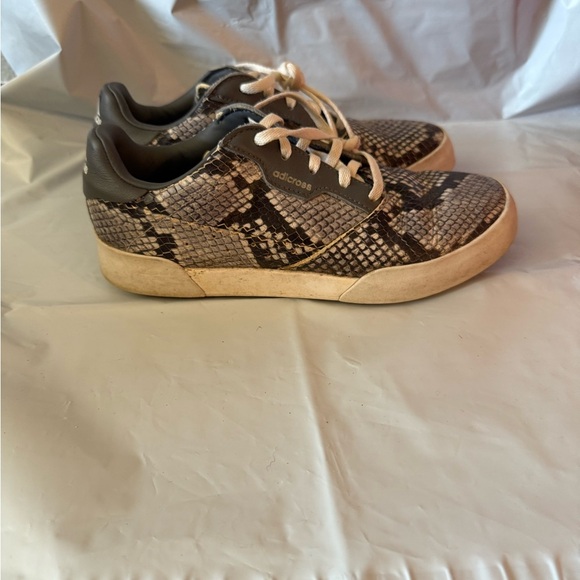 Adidas Adicross Snakeskin Women’s Golf Shoes Sz.6.5 Retro White/Grey - Picture 2 of 9